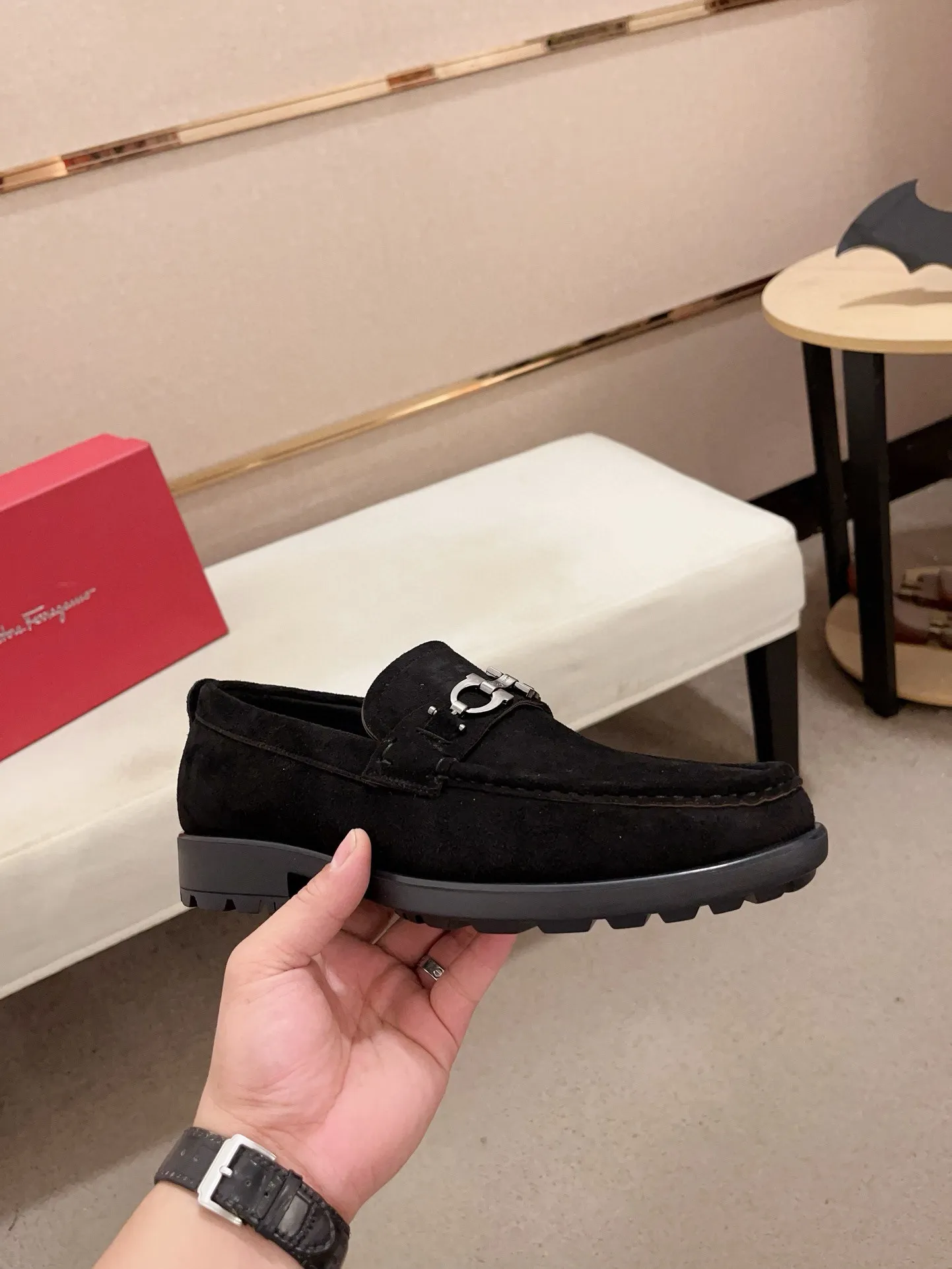 Men's shoes💰: 560💰 High version Ferragamo quality! 🆕🆕Exclusive hot-selling products in stock🔥🔥New products on the shelves, high-quality shoes, high-end driving shoes, with complete packaging! 💪 💪 Material: imported patented cowhide 🐂 + imported high-quality water-dyed cowhide lining + wear-resistant outsole 👍🏻👍🏻 Features: high-end and comfortable, purely handmade 🚀 🚀 Create the perfect shoes that suit you best 🔥 🔥 Size: (38-44) Can be customized 45 non-returnable!
